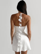 Rückenfreies Neckholder-Kurzkleid mit Blumenstreifen